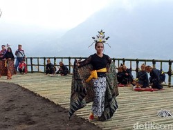 Lenggak-lenggok Pelajar Peragakan Busana Adat di Bukit Seribu Selfie