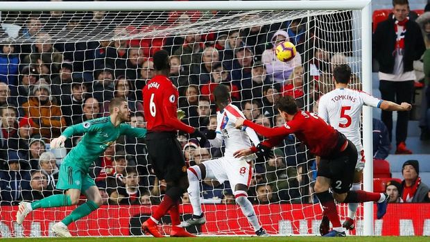 Gol Cheikhou Kouyate jelang babak pertama berakhir dianulir wasit.