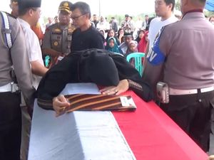 Video: Jenazah Rangga Korban Lion Air Diserahkan, Ibunda Pingsan