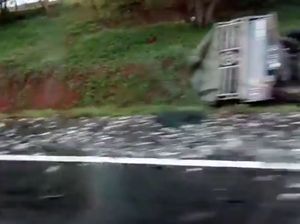 Pikap Terguling di Tol Japek KM 64, Muatan Lele Berserakan