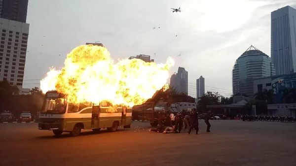 Foto: Kopaja Meledak Warnai Simulai Pengamanan Pemilu 2019