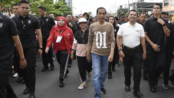 Potret Jokowi Jalan Sehat Bareng Pendukung di Lampung