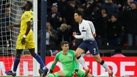 Tottenham semakin jauh meninggalkan Chelsea usai Son Heung-min menjebol gawang Kepa Arrizabalaga di menit ke-54. Foto: Phil Noble/Reuters