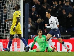 Tottenham semakin jauh meninggalkan Chelsea usai Son Heung-min menjebol gawang Kepa Arrizabalaga di menit ke-54. Foto: Phil Noble/Reuters