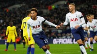 Dele Alli bikin satu gol dan satu assist yang membawa Tottenham Hotspur menang 3-1 atas Chelsea sekaligus menyudahi catatan tak terkalahkan lawannya itu musim ini. (Phil Noble/Reuters)