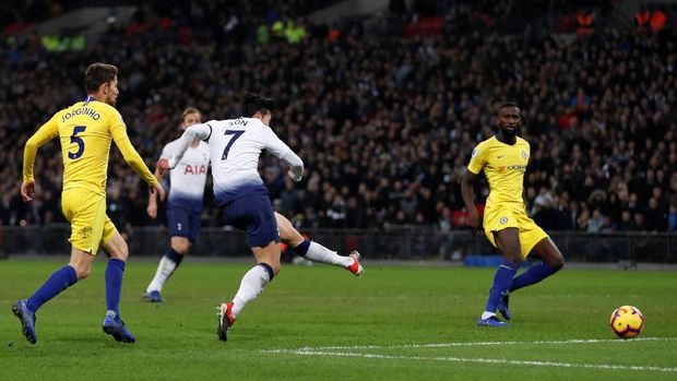 Son Heung-min menambah keunggulan Tottenham di babak kedua.