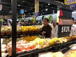 Jokowi Sambangi Transmart Palembang, Cek Harga Beras hingga Sayur