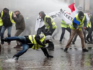 Demo Mencekam di Prancis Tak Cuma soal Harga BBM, Tapi...