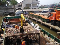 Sampah Plastik Mengalir Sampai Jauh, Akhirnya ke Laut Jakarta