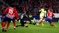 Pemain pengganti Ousmane Dembele muncul sebagai penyelamat Barcelona. REUTERS/Paul Hanna.
