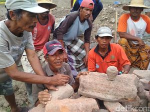 Patung Kepala Budha Ditemukan di Fondasi Gapura Desa di Rembang