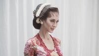 Lihat Lagi Gaya Paula Verhoeven dengan Kebaya Lamaran Hingga Gaun Resepsi