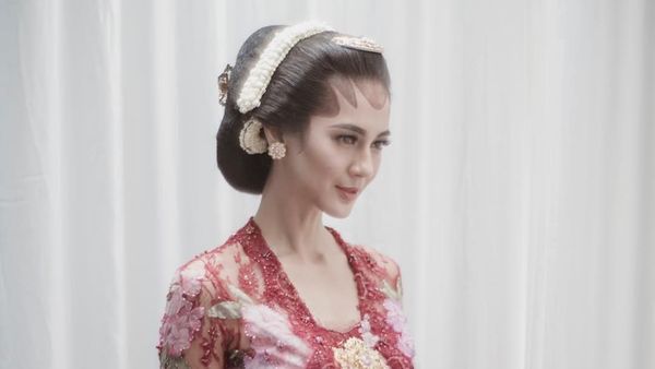 Lihat Lagi Gaya Paula Verhoeven dengan Kebaya Lamaran Hingga Gaun Resepsi