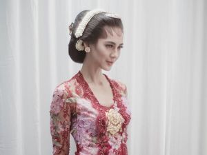 Lihat Lagi Gaya Paula Verhoeven dengan Kebaya Lamaran Hingga Gaun Resepsi