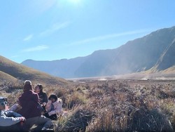 Bertahan di Titik Beku Bromo