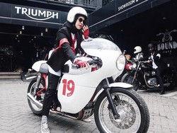 Hijabers, Ini Tips Pilih Busana untuk Naik Motor Gede Ala Istri Omesh