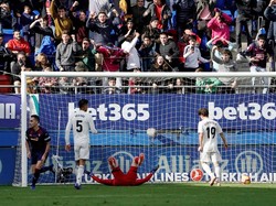 Kekalahan ini menandai terputusnya rangkaian kemenangan Madrid di era Santiago Solari. Foto: Reuters