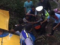 Bus Surabaya-Sumenep Terguling di Tol Waru, 6 Penumpang Luka