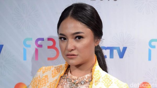 Gaya Glamor Marshanda dengan Busana Etnik