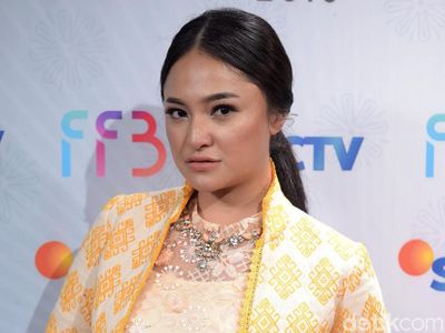Gaya Glamor Marshanda dengan Busana Etnik