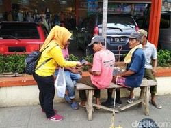 Cerita Sekelompok Warga Ciamis Turun ke Jalan Berbagi Nasi