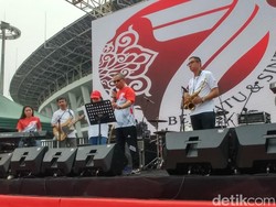 Ketua Dewan Komisioner OJK Kenalkan Saingan Elek Yo Band