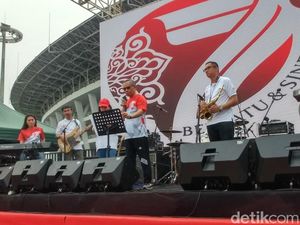 Ketua Dewan Komisioner OJK Kenalkan Saingan Elek Yo Band Ketua Dewan Komisioner OJK Kenalkan Saingan Elek Yo Band