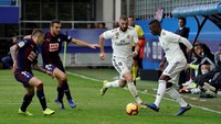 Madrid tertinggal satu gol di babak pertama. Gol pembuka Eibar dicetak Gonzalo Escalante saat pertandingan baru memasuki 16 menit.  Foto: Reuters