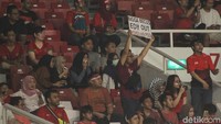 Kekecewaan suporter terlihat lewat atribut berupa poster yang dipamerkan di GBK.