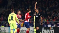 Sebanyak delapan kartu kuning di keluarkan untuk pemain-pemain Atletico (5) dan Barca (3). REUTERS/Sergio Perez.