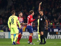 Sebanyak delapan kartu kuning di keluarkan untuk pemain-pemain Atletico (5) dan Barca (3). REUTERS/Sergio Perez.