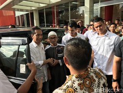 Berdiri di Sisi Mobil, Jokowi Diajak Warga Foto Bareng Bergiliran