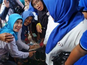 Saat Sepatu Sandi Jadi Rebutan Selfie Emak-emak di Lumajang