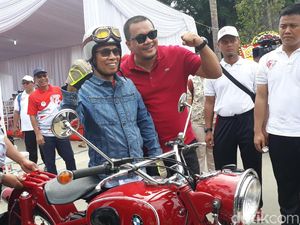 Tangan Mengepal, Bos OJK Pamer Moge BMW Jadul Tangan Mengepal, Bos OJK Pamer Moge BMW Jadul