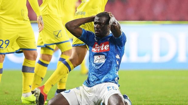 NAPLES, ITALY - NOVEMBER 25:  Kalidou Koulibaly of SSC Napoli stands disappointed during the Serie A match between SSC Napoli and Chievo Verona at Stadio San Paolo on November 25, 2018 in Naples, Italy.  (Photo by Francesco Pecoraro/Getty Images)