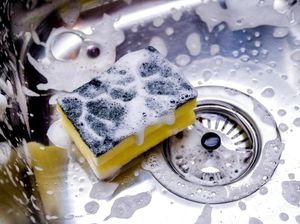 Cara Mudah Bersihkan Bak Cuci Piring sampai Kinclong, Bisa Pakai Soda Kue Cara Mudah Bersihkan Bak Cuci Piring sampai Kinclong, Bisa Pakai Soda Kue