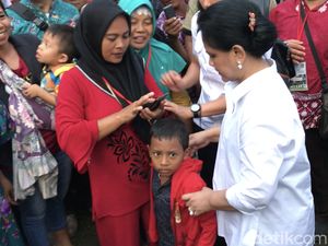 Video Iriana Jokowi Betulkan Pakaian Bocah yang Foto Dengannya