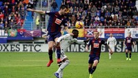 Bertandang di Stadion Municipal de Ipurua, Madrid kesulitan menghadapi permainan Eibar. Madrid kalah agresif setelah cuma melahirkan sembilan percobaan tapi hanya tiga yang mengarah ke gawang tim tuan rumah. Foto: Reuters