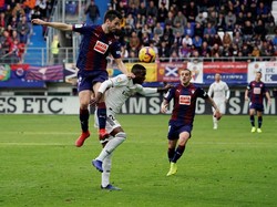 Bertandang di Stadion Municipal de Ipurua, Madrid kesulitan menghadapi permainan Eibar. Madrid kalah agresif setelah cuma melahirkan sembilan percobaan tapi hanya tiga yang mengarah ke gawang tim tuan rumah. Foto: Reuters