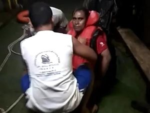 Detik-detik Evakuasi 7 ABK Kapal Barang yang Tenggelam di Selat Bali