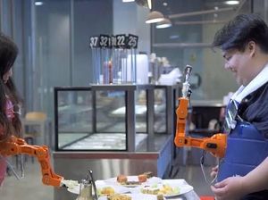 Canggih! Tangan Robot Ini Bisa Suapi Makanan Secara Otomatis Canggih! Tangan Robot Ini Bisa Suapi Makanan Secara Otomatis