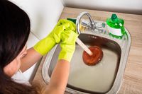 Ini 5 Trik Bersihkan Wastafel Dapur dengan Noda Membandel