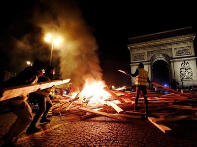 Potret Mencekam Kericuhan Demo Kenaikan BBM di Paris