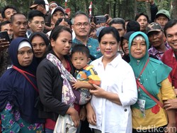 Momen Iriana Betulkan Pakaian Anak Kecil yang Foto Dengannya