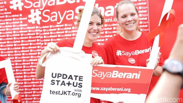 Serba Merah di CFD Peringati Hari AIDS Sedunia