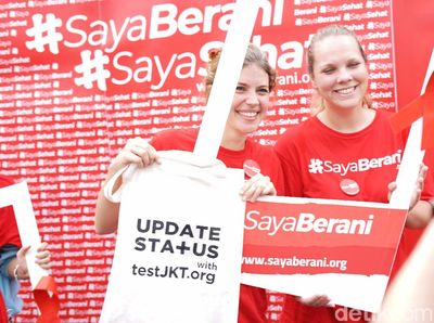 Serba Merah di CFD Peringati Hari AIDS Sedunia