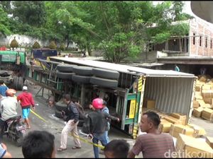 Pasutri Tertimpa Truk Kontainer di Purwakarta