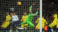 Tottenham sudah membuka keunggulan saat laga baru berjalan delapan menit lewat sundulan Dele Alli. Foto: Mike Hewitt/Getty Images