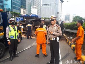 Truk Kecelakaan di Tol Dalkot, Lalin Macet 1 Km