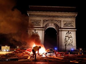 Saat Paris Membara Bak Medan Perang